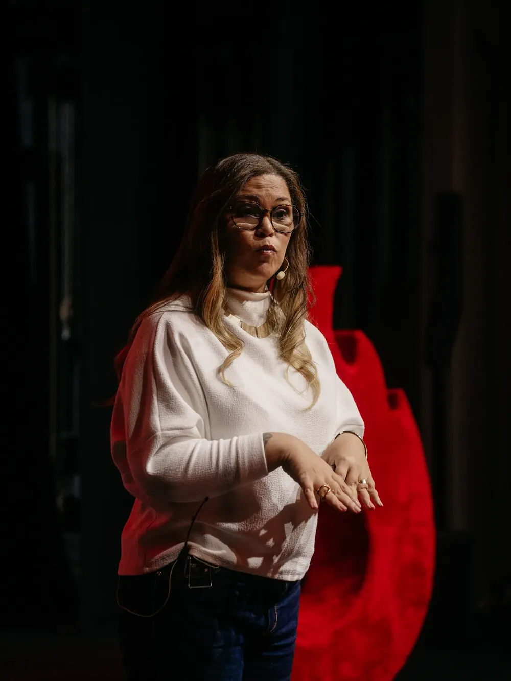 Isabele Moreira no palco durante uma apresentação
